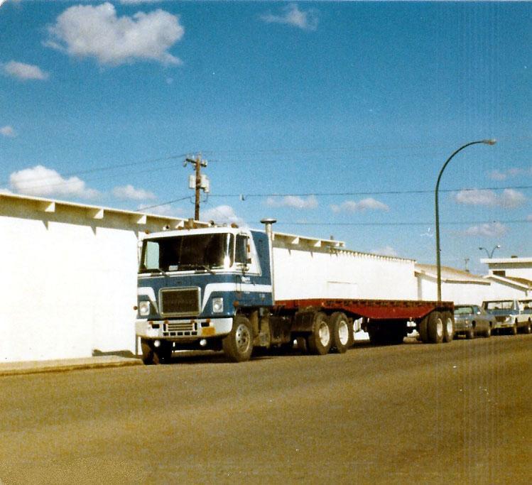 Chevy Titan 90 white blue 0.jpg